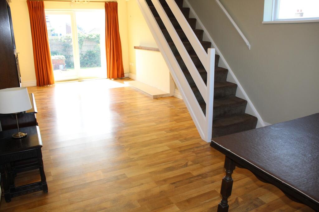 Lounge / Dining Room Picture 2