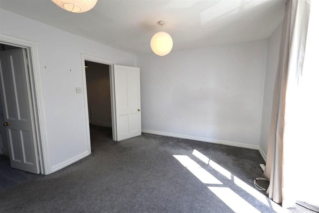 BEDROOM / RECEPTION