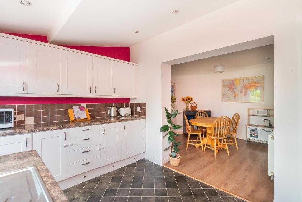 0S4RAV - Kitchen B.jpg