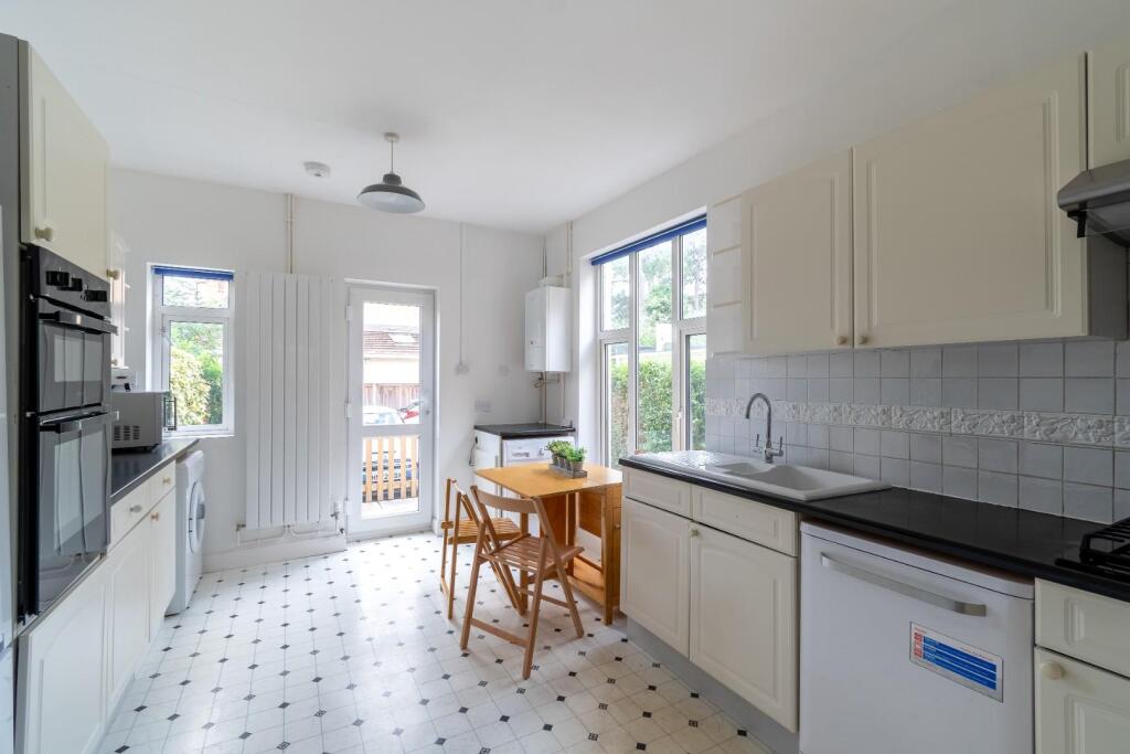 68 Combe Park -2.jpg