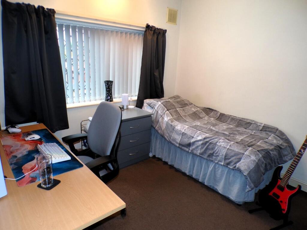 PauldenDv12bed2.JPG