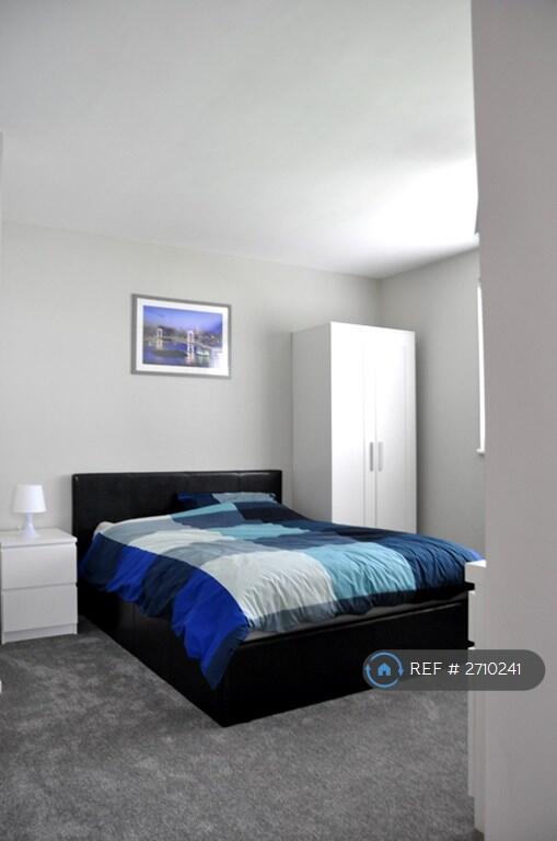 Upstairs Large Bedroom £580pm