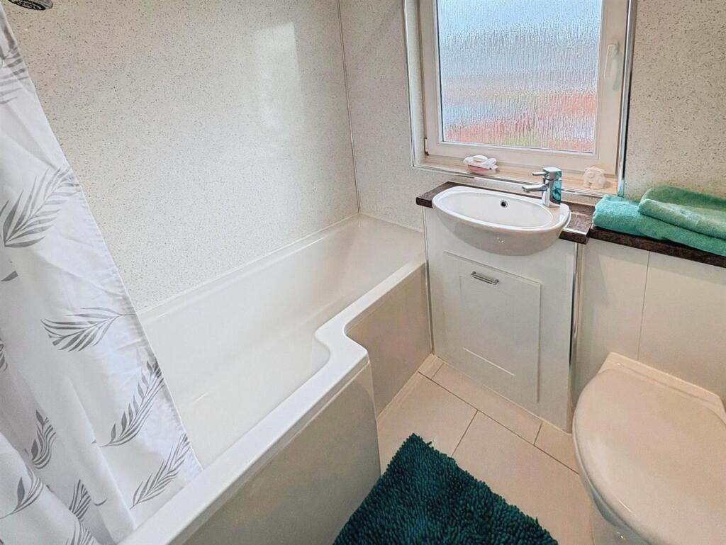 Family Bathroom 1