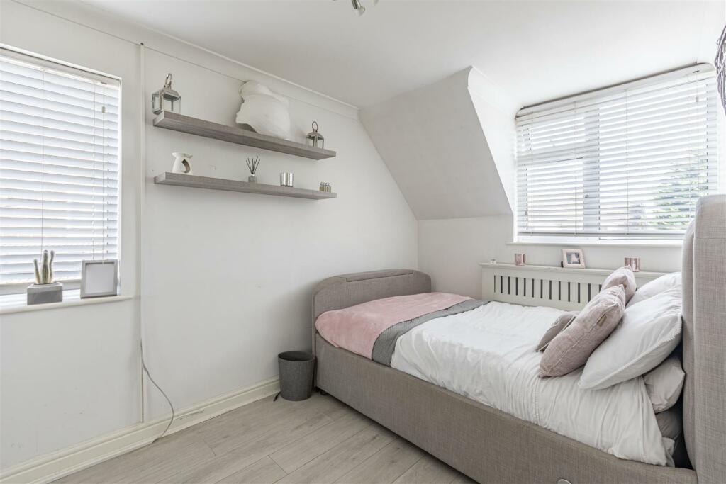 11 Magdalen Crescent, Byfleet, KT14 7SR - 17.jpg