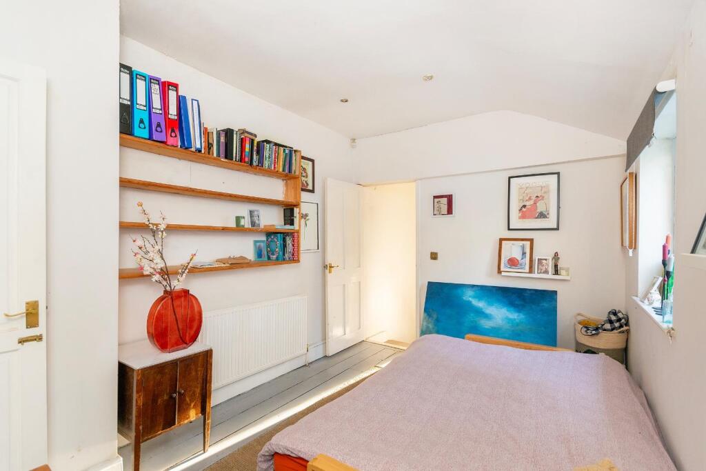 1C1R3WH - Bedroom A.jpg