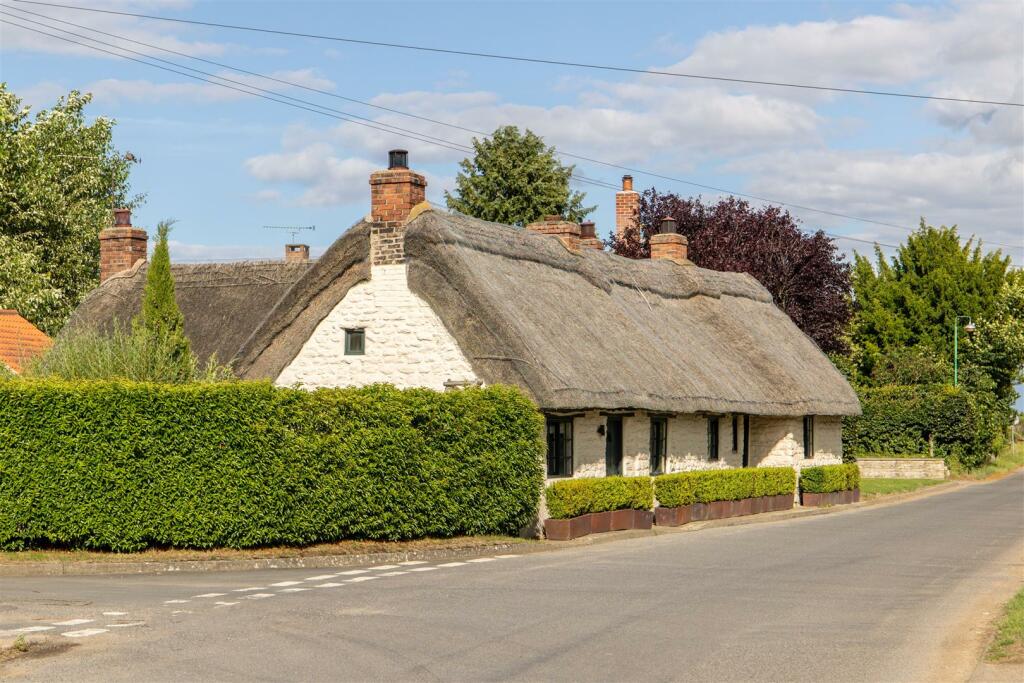 Black Eagle Cottage External-1.jpg