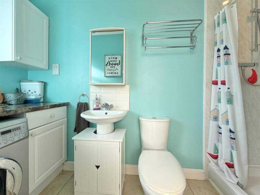 Downstairs Shower.JPG