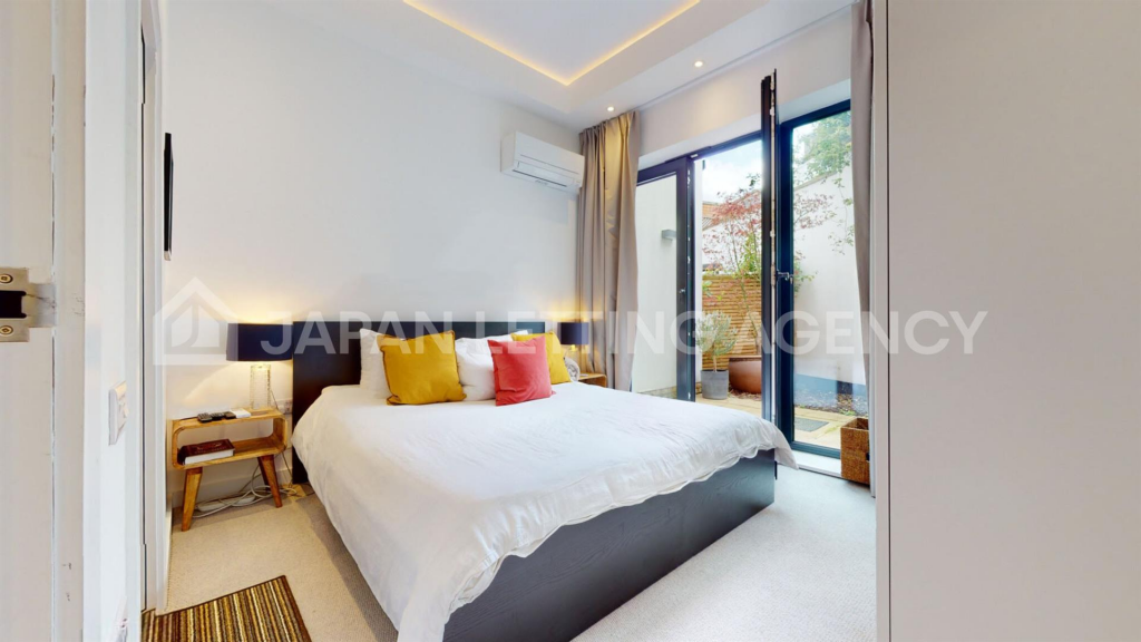 Bedroom1-1_blurred_Watermarked.png