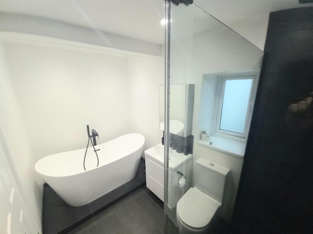 5 calf Street Bathroom.jpg