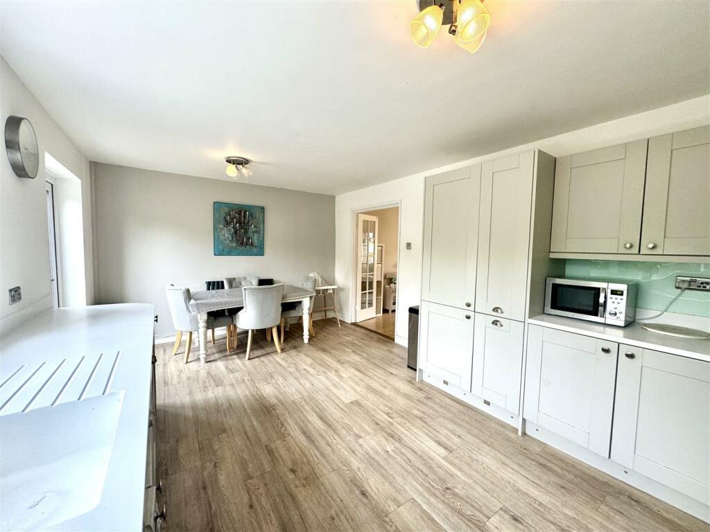 OPEN PLAN KITCHEN/DINING ROOM