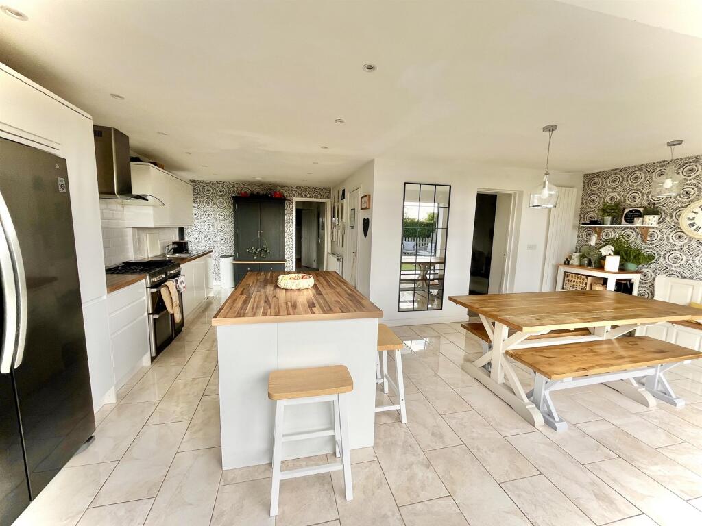 Open-Plan Kitchen/Dining/Sitting
