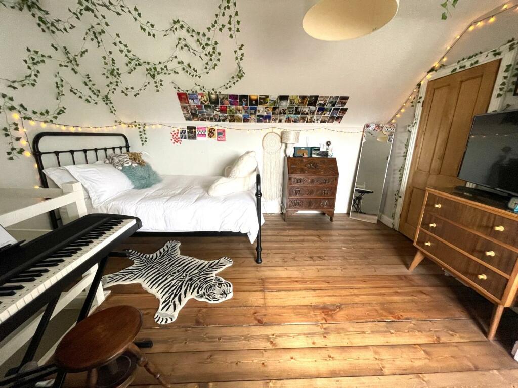 Bedroom One 3.JPG