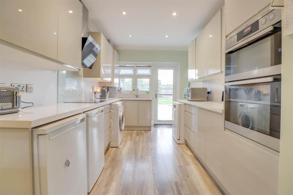 20 FANTON WALK WICKFORD INSIDE-4.jpg