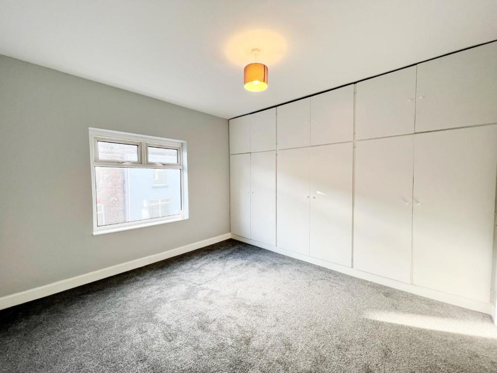 Bedroom 1 pic 2.jpg