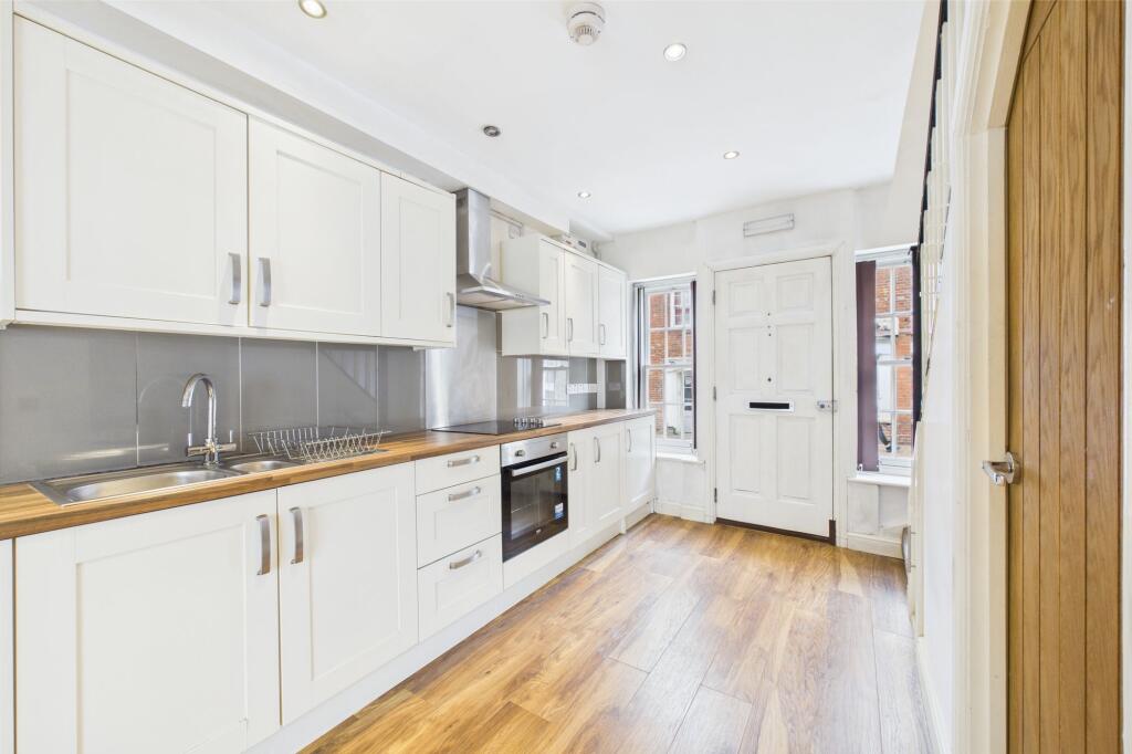 Kitchen / Living Area