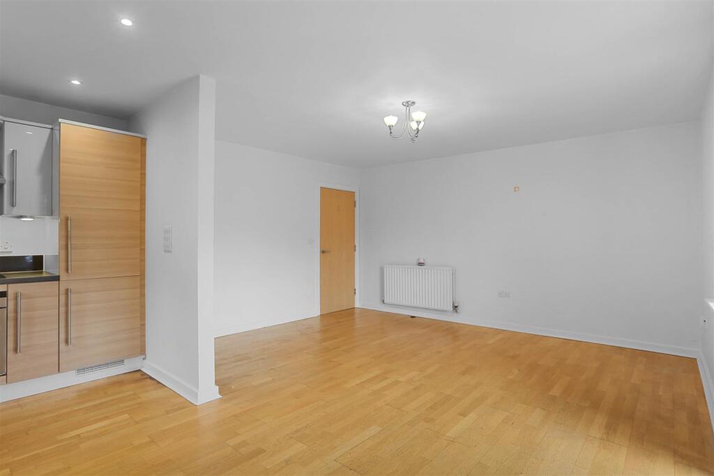 1551556522 - 3 VICTORIA COURT, SM3 - 6.jpg