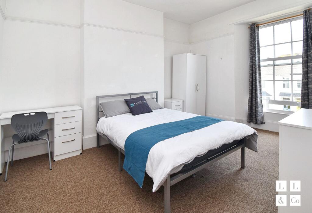 BEDROOM (1ST FLOOR)