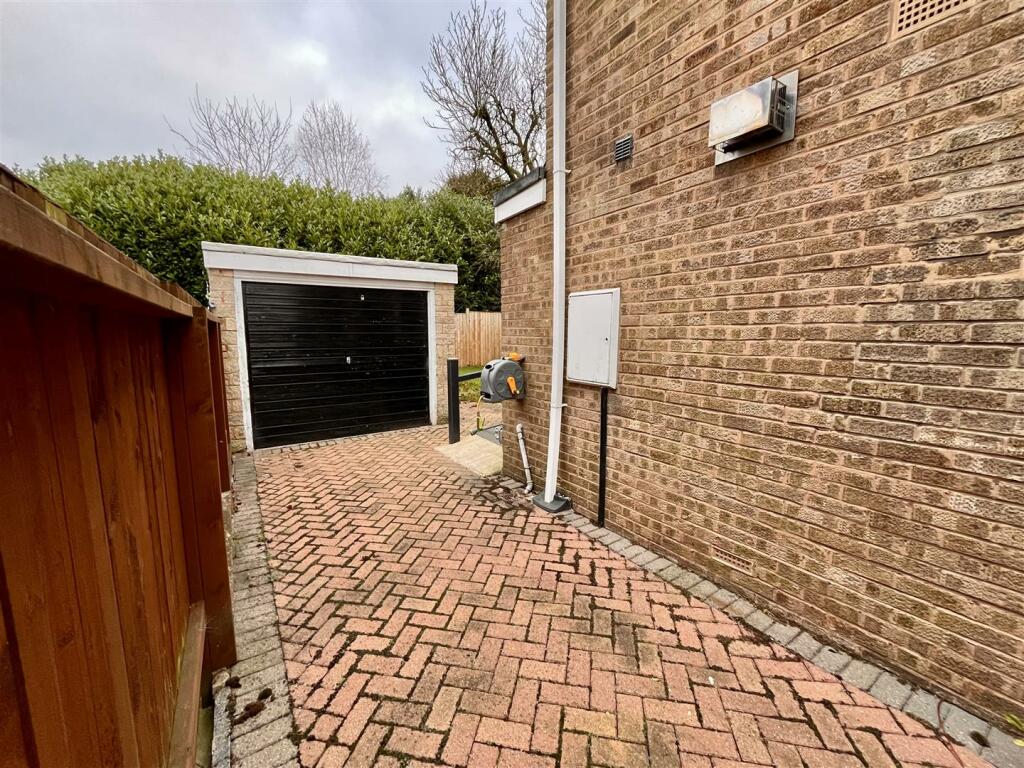 Garage &amp; Inner Driveway
