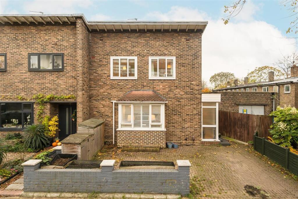 Clarence Crescent, Clapham