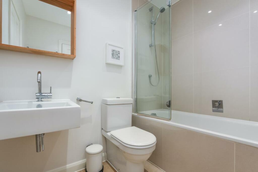 5, 72 Cornwall Gardens Bathroom .jpg