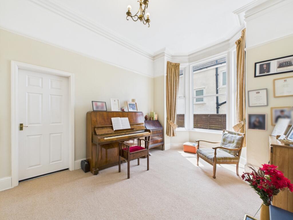 CAM02386G0-PR0133-STILL011