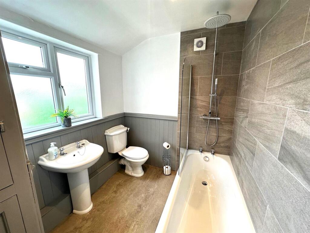 bathroom 1.jpg