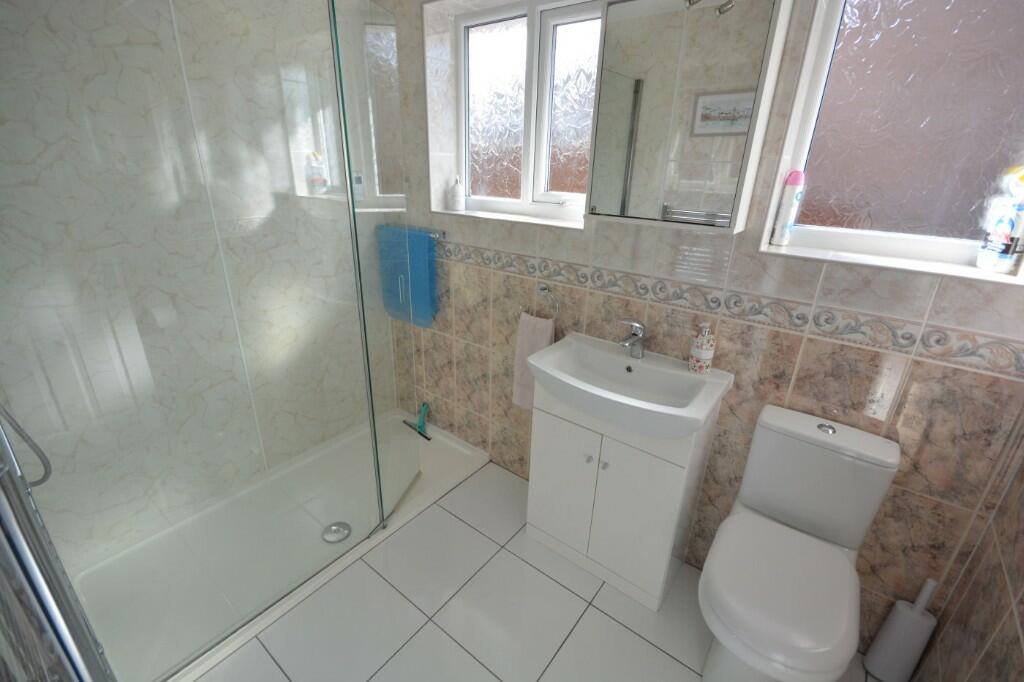 FAMILY SHOWER ROOM