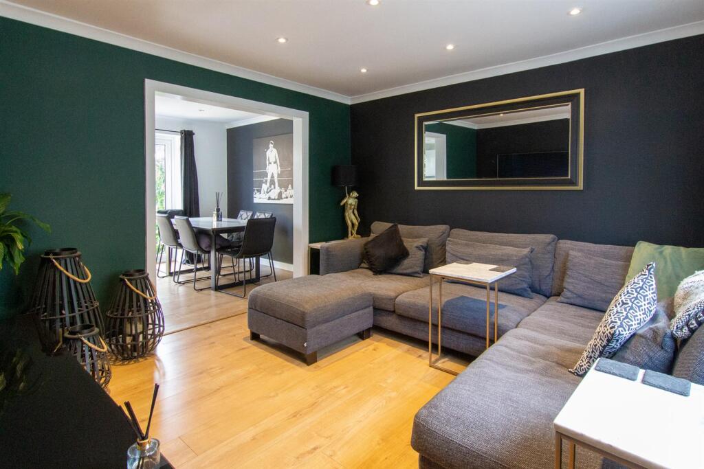 2 The Spinney - living room-2.jpg