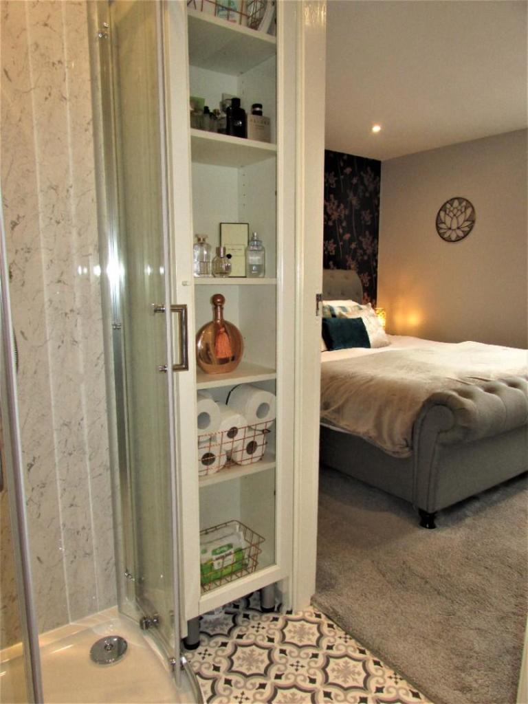 LeabrookDv22ensuite2.JPG