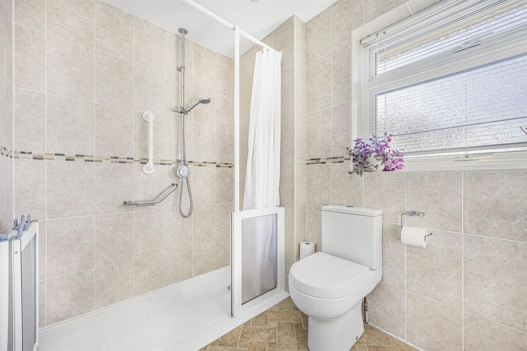 Bathroom (Shower Roo