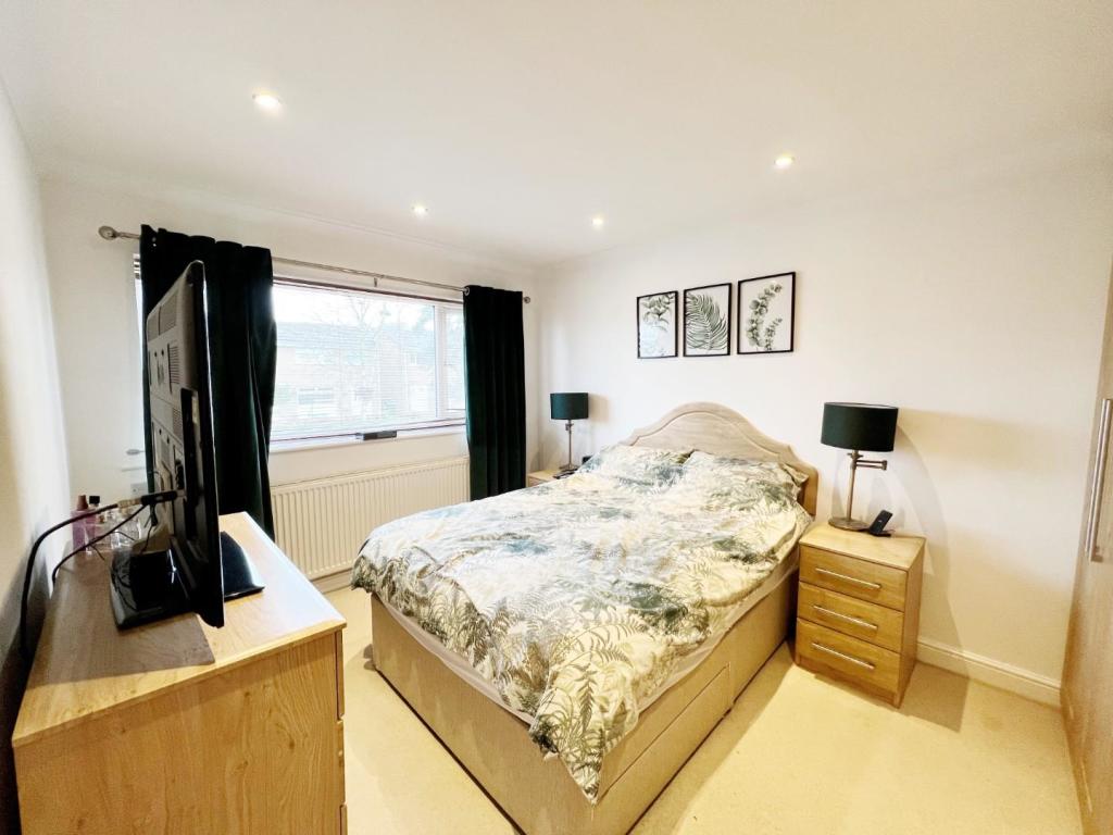 Bedroom 1 pic 1.jpg
