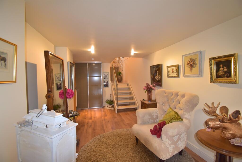 Upper Level Sitting/