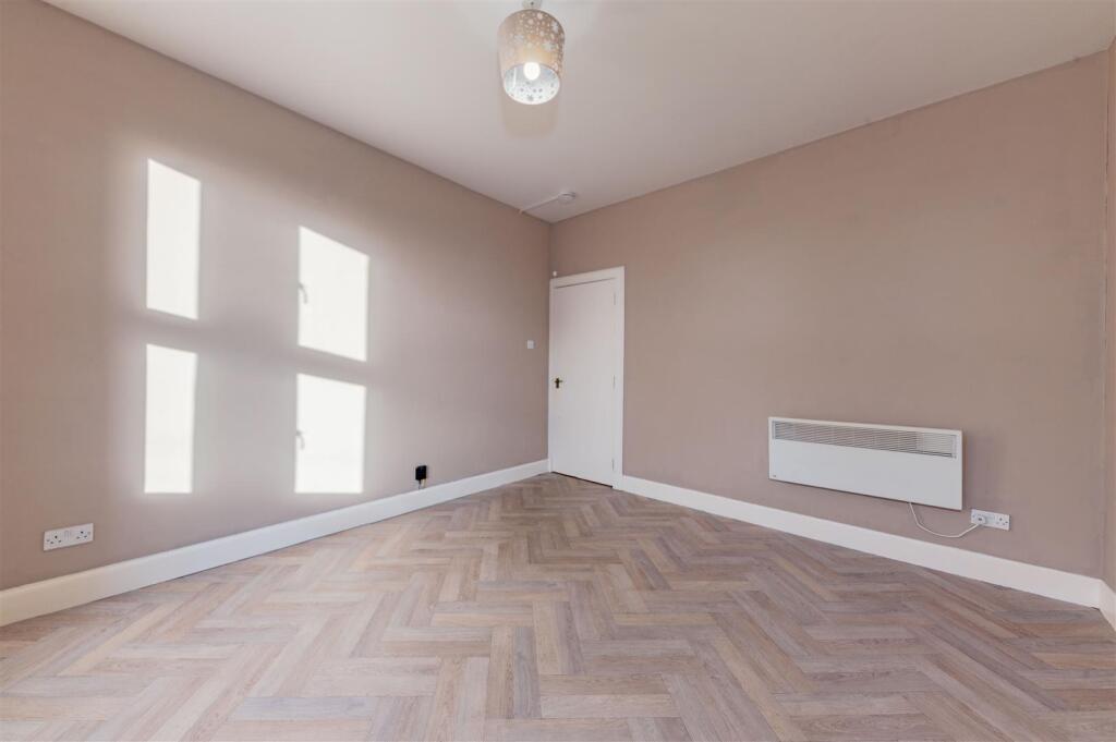 1L 103 Rosebank Street Dundee-9.JPG