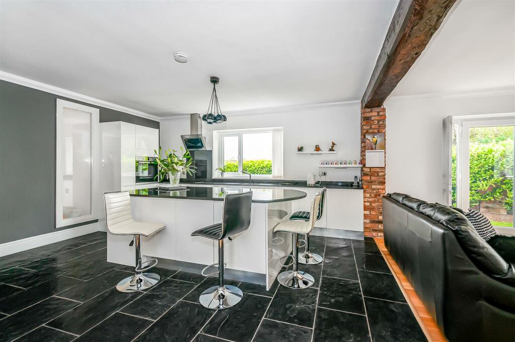 KITCHEN/ DINING/ SITTING ROOM