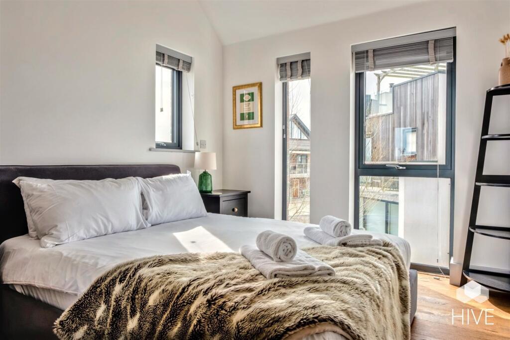 Large windows &amp; vaulted ceilings
