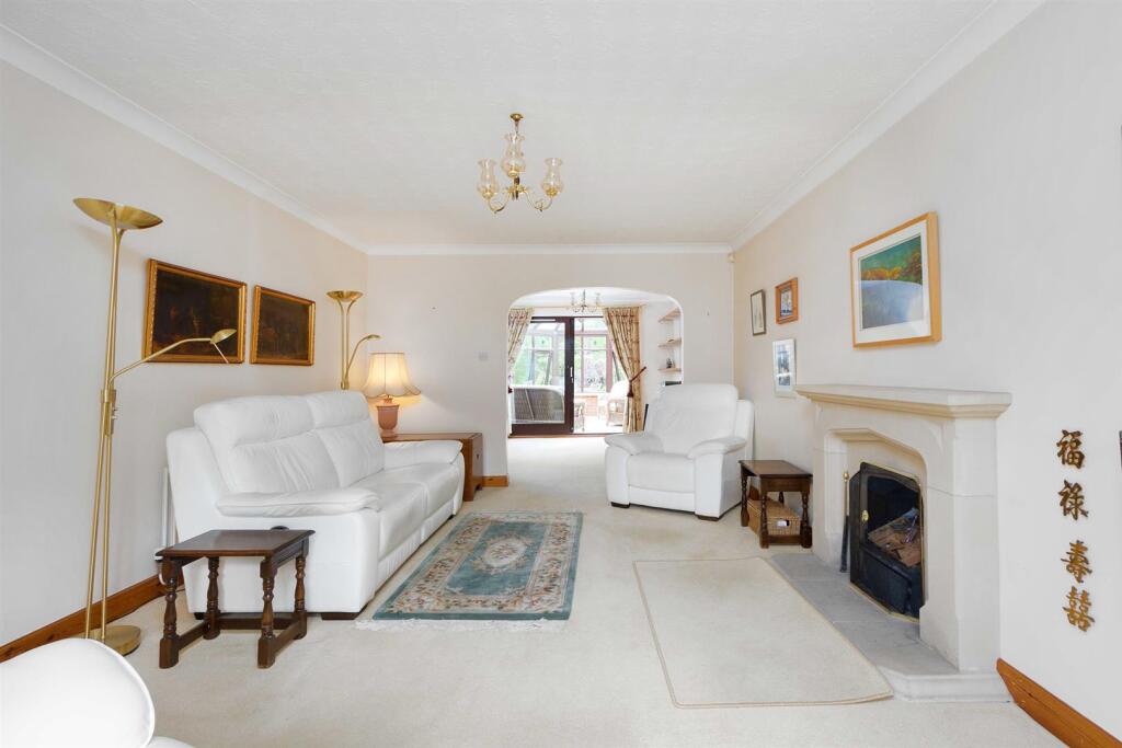 12 Manor House Close, Rugby (1).jpg