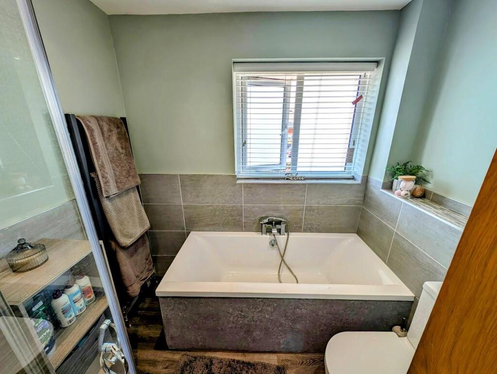 59 Mallard Close bathroom.jpg