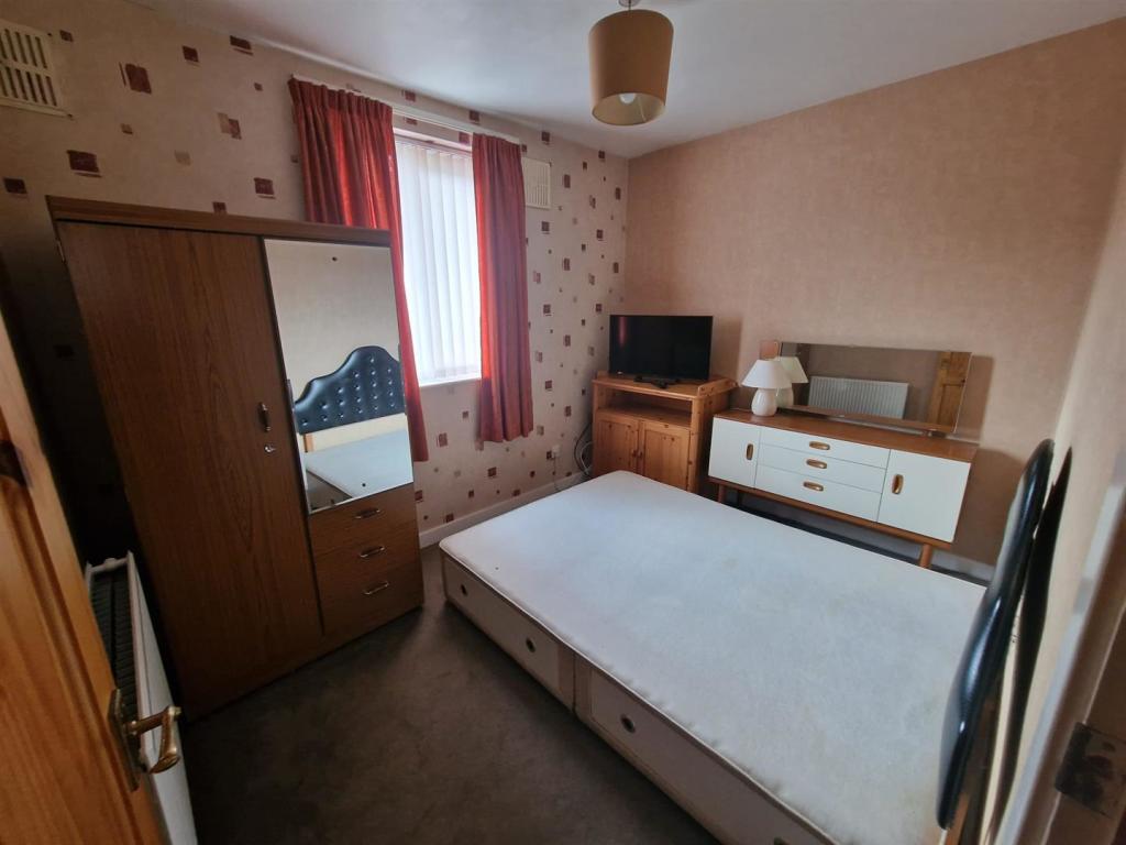 Bedroom 1 .JPG