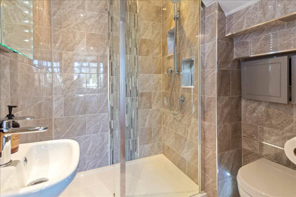 EN-SUITE SHOWER ROOM