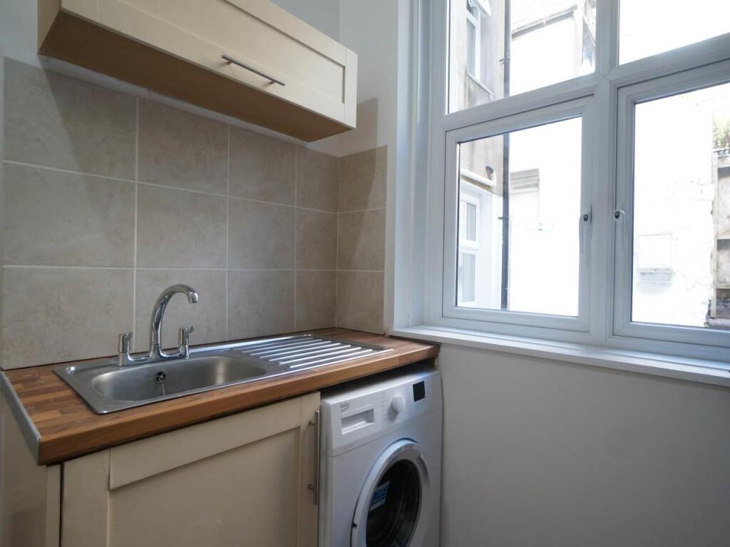 16RegentSt_Kitchen1.2.JPG
