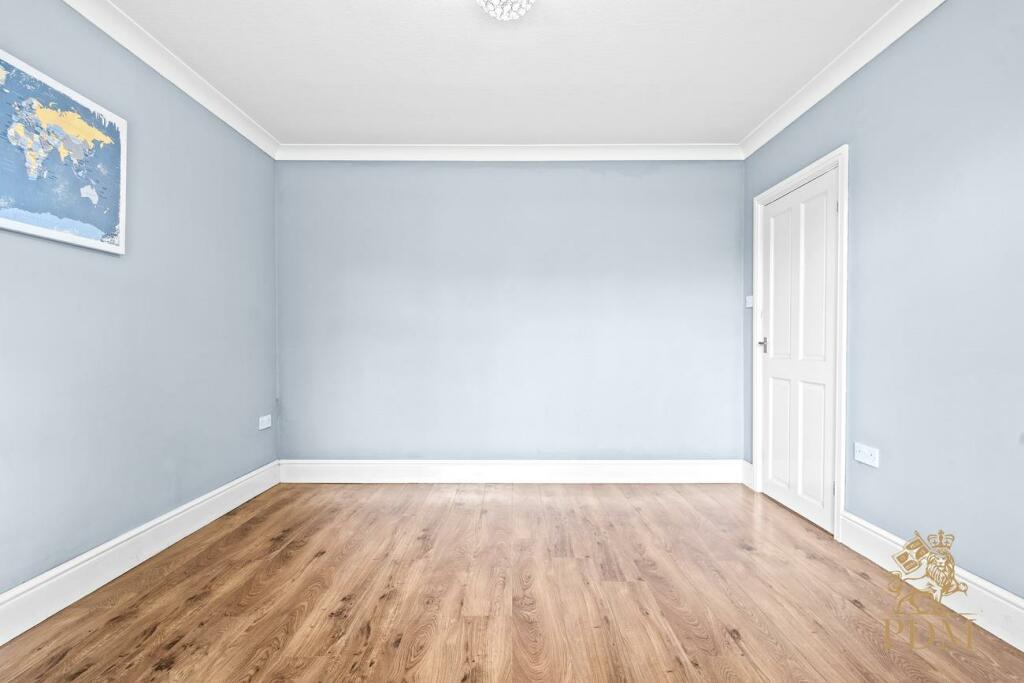 38 Russell Drive Wollaton Nottingham NG8 2BH