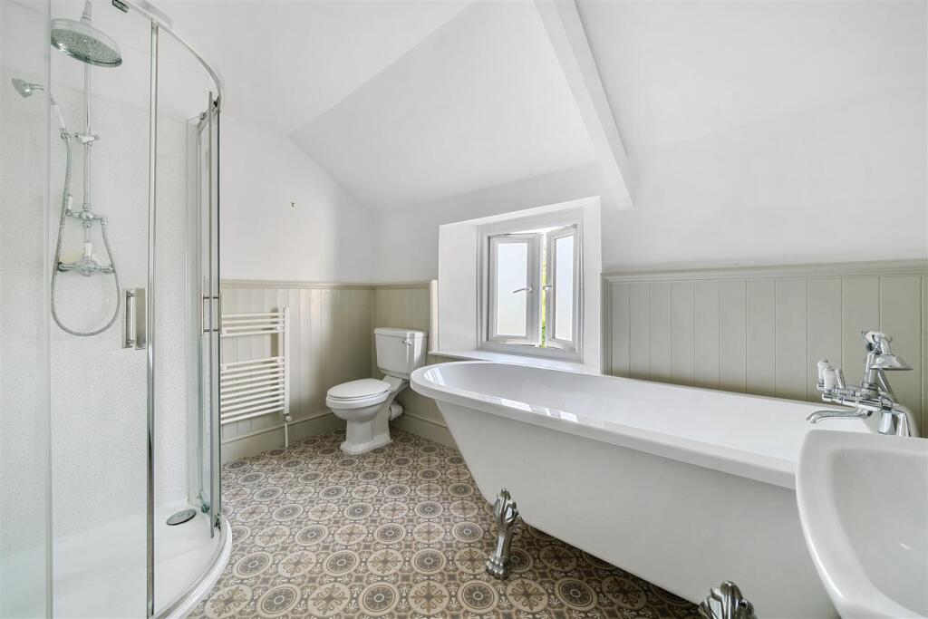 Grape25 Bathroom.jpg