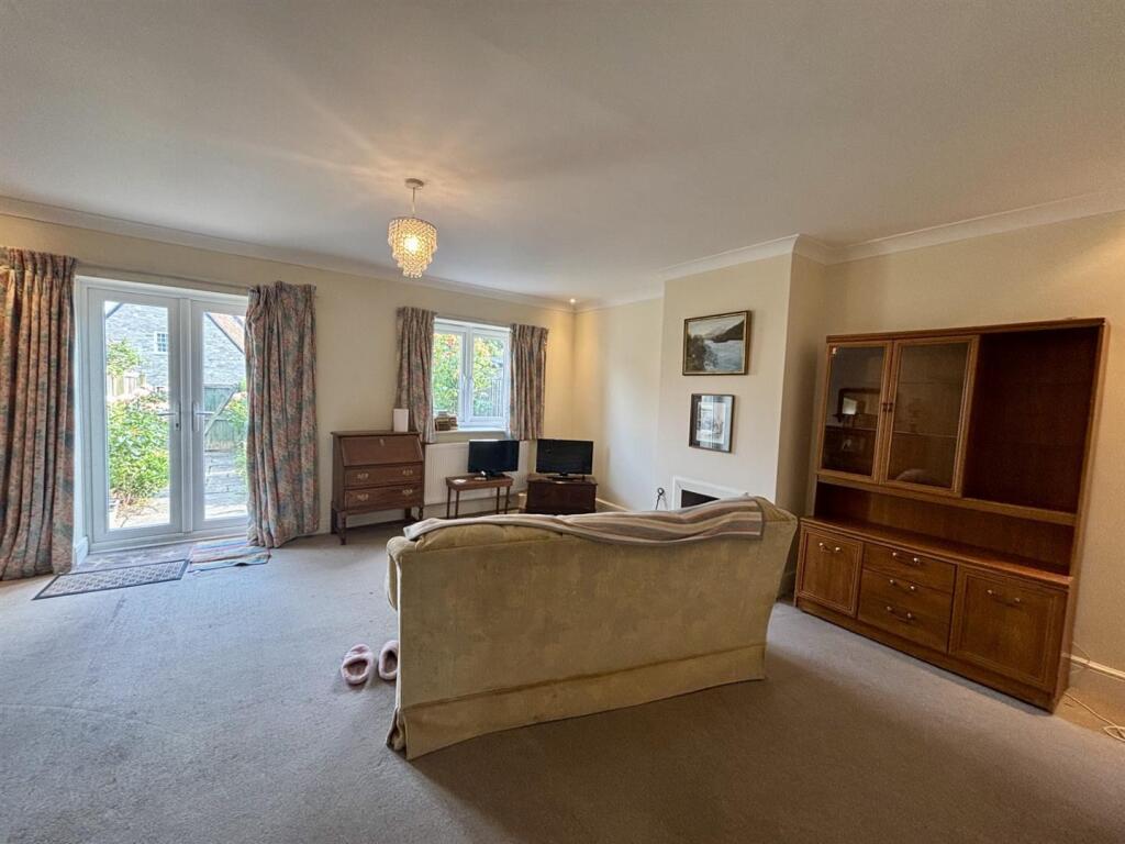 Living room 3.jpg