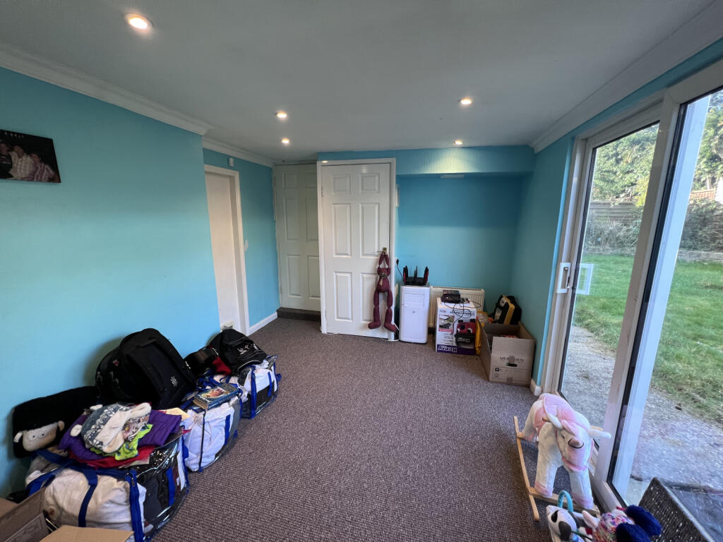 Bed 4 / Dining Room