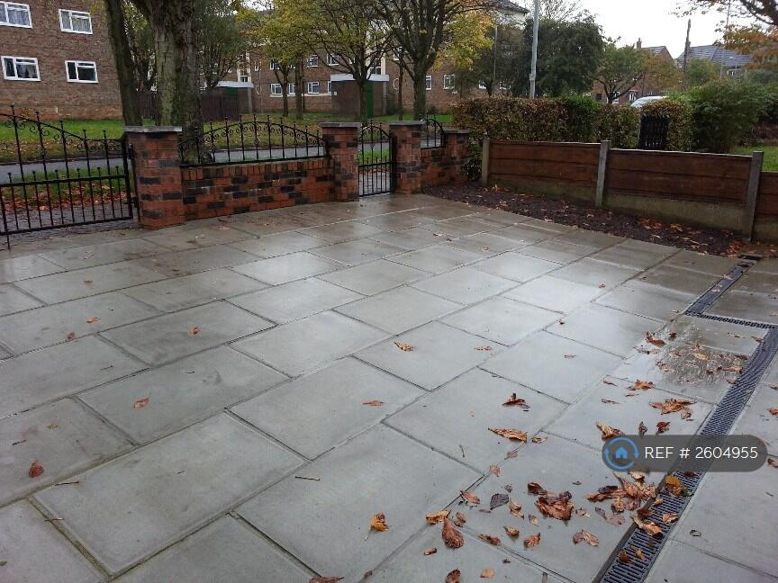 Spacious Front Garden 