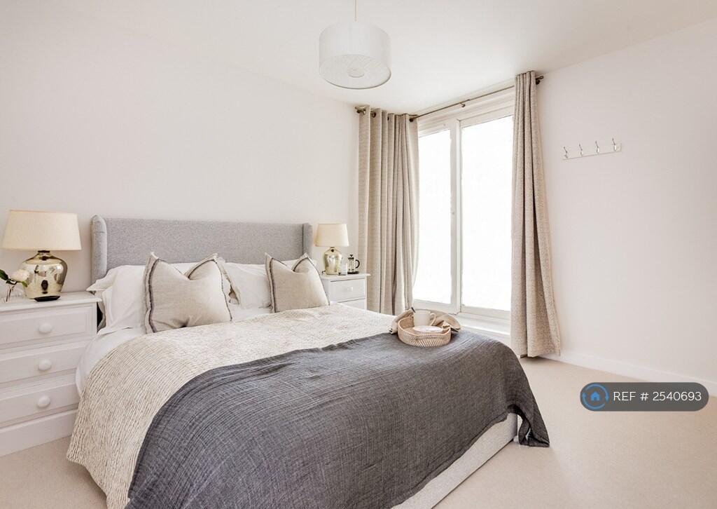 Master Bedroom With Ensuite &amp; Sunset Balcony Views