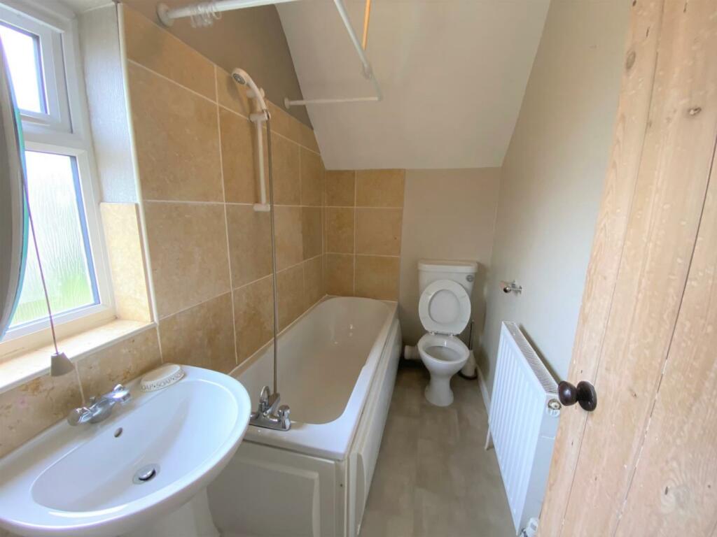 Bathroom 1.jpg