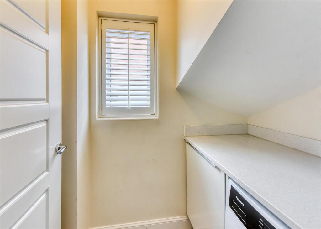 11 Thruxton Avenue-laundry.jpg