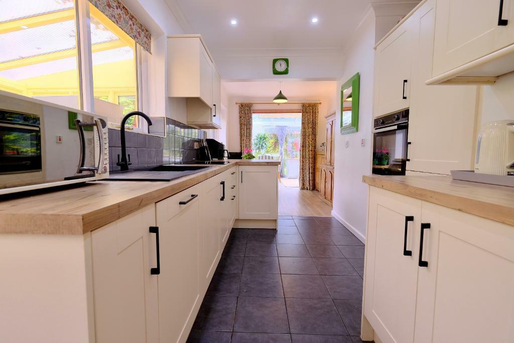 Practical kitchen with room to extend
