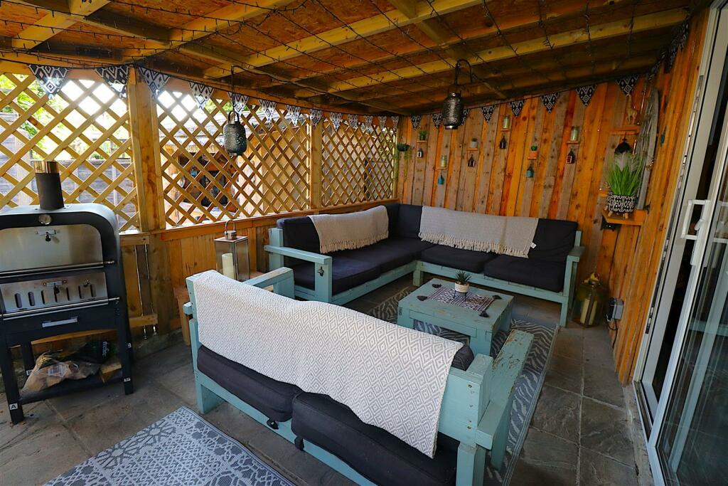 Covered/Enclosed Entertaining Area